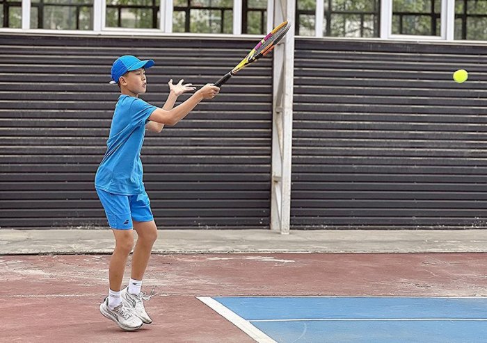 В Оше проходит крупный международный турнир по теннису