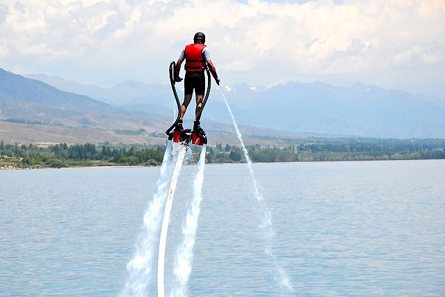 flajbord-uzhe-na-issykkule_2