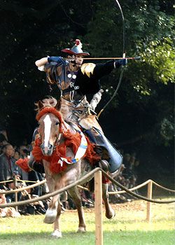 v-bishkeke-prezentujut-strelbu-iz-luka-jabusamje