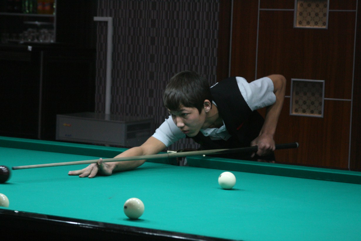 na-biljarde-pobezhdaet-molodezh_1