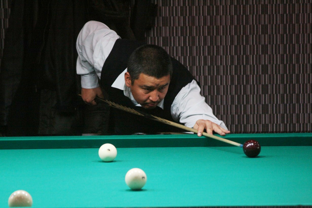 na-biljarde-pobezhdaet-molodezh_2