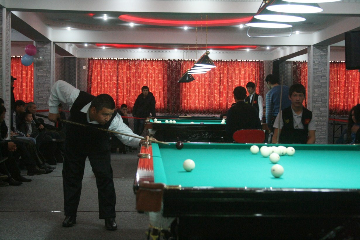 na-biljarde-pobezhdaet-molodezh_3