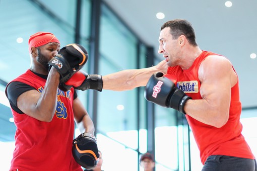 trener-klichko-slomal-obe-ruki-vo-vremja-boja