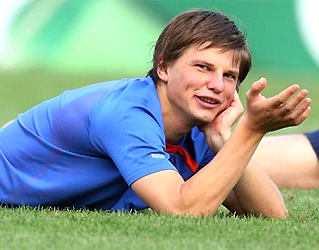 arshavin-spit-dengi-idut