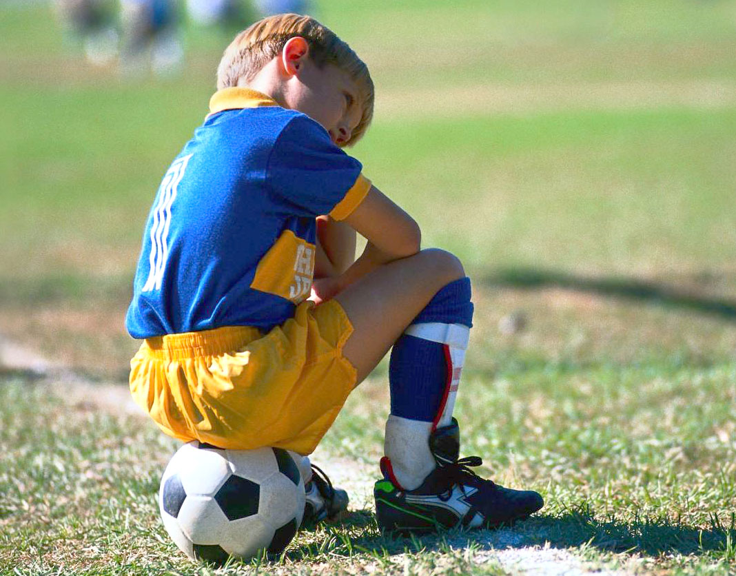 po-stopam-kozhanogo-mjacha