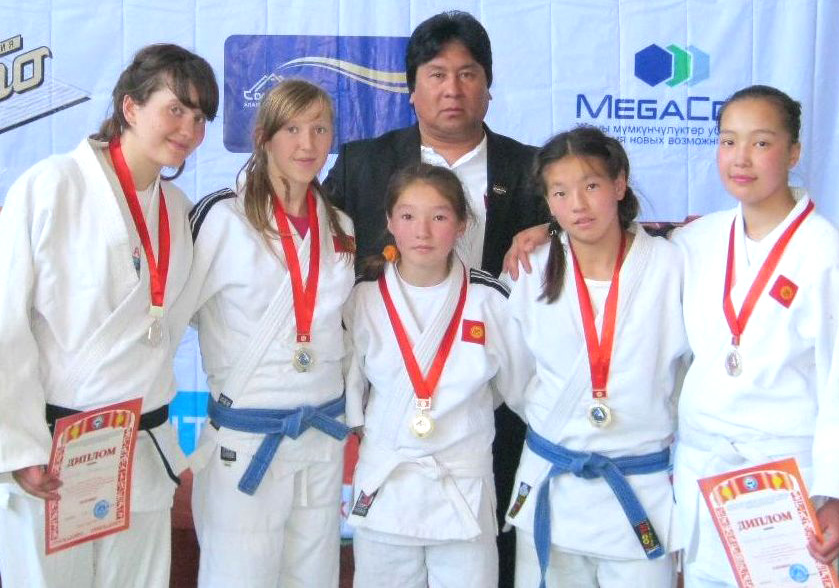 silny-na-tatami-devchata-iz-karakola