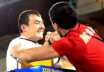 chempionat-mira-po-armrestlingu-est-serebro-i-bronza