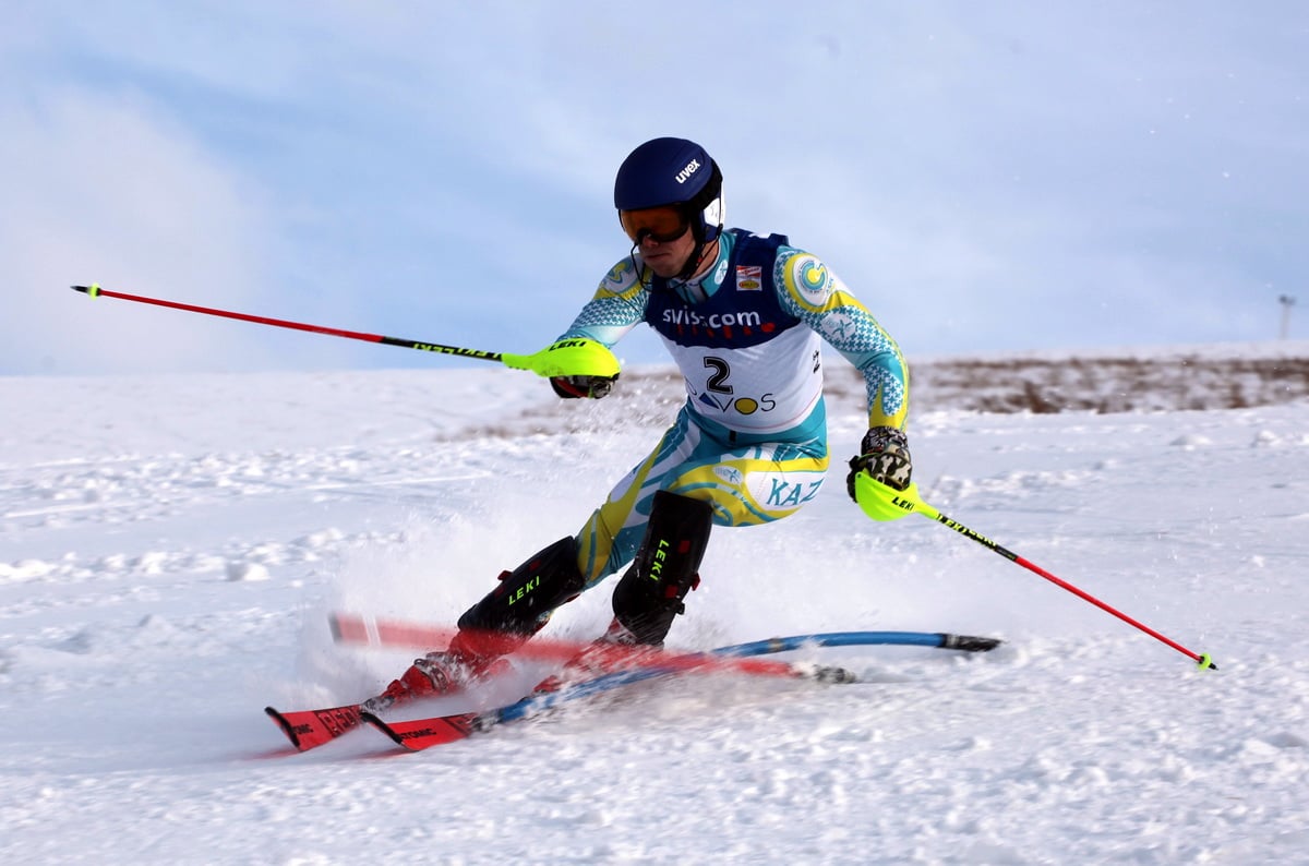 Www skis com. Форма для слалома. Манжерок международные соревнования по горнолыжному спорту. Лыжники Киргизия.