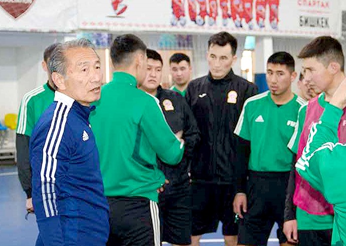 Инструктор из Японии проводит в Бишкеке курсы по футзалу