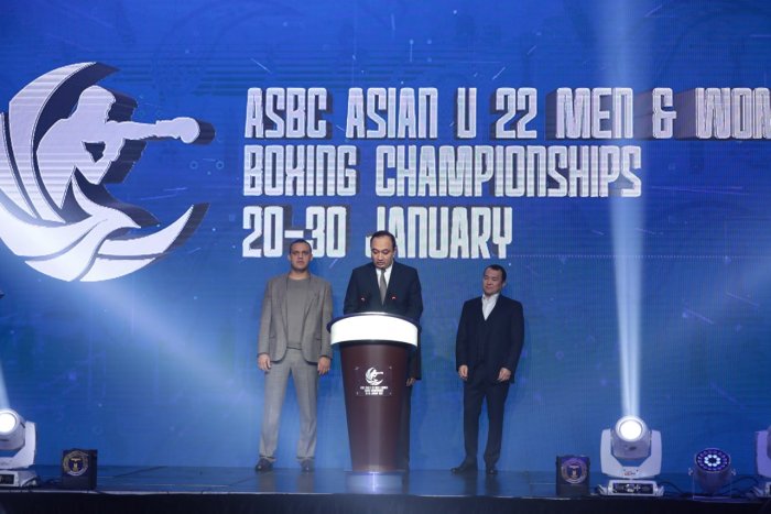 Кыргызстанцы бьются за победу на чемпионате Азии по боксу