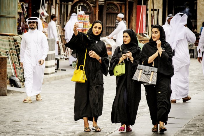 В Катаре запретили фанатам трогать местных женщин и флиртовать