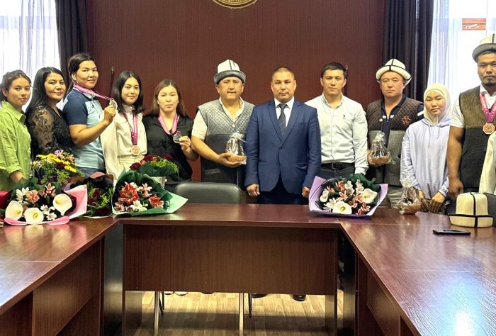 Айбек Абдымомунов встретился с призерами чемпионата Азии по борьбе на поясах «Алыш»