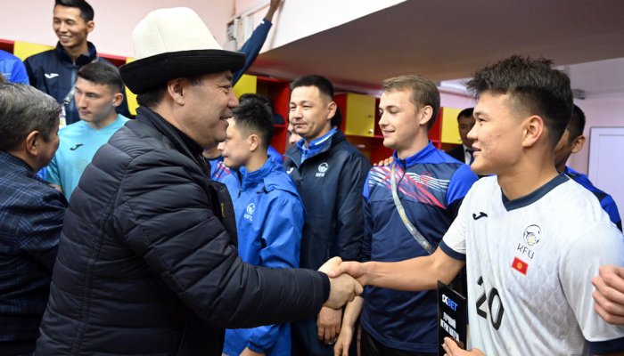 Садыр Жапаров пришел на стадион поддержать сборную Кыргызстана по футболу