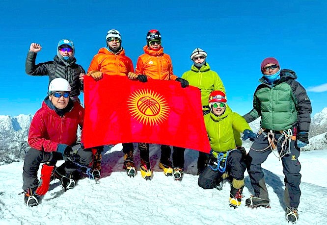 Альпинисты из Кыргызстана покорили вершину Лобуче в Гималаях