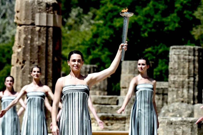 В Древней Олимпии зажгли огонь Олимпиады-2024 в Париже