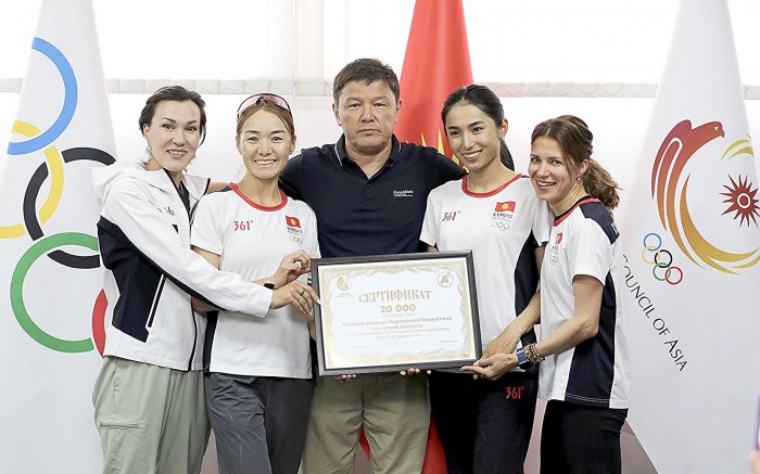 Легкоатлеткам из Кыргызстана вручили призовые за победу на чемпионате Азии