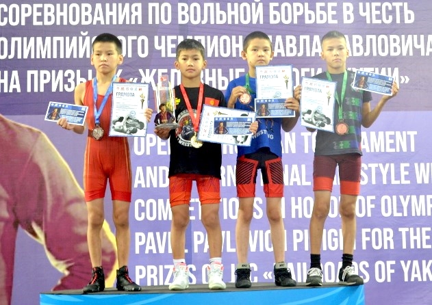 Юные борцы из Кыргызстана завоевали медали в Якутске