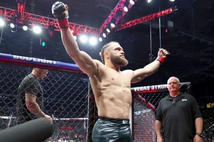 Рафаэль Физиев проведет бой с Чарльзом Оливейрой в UFC