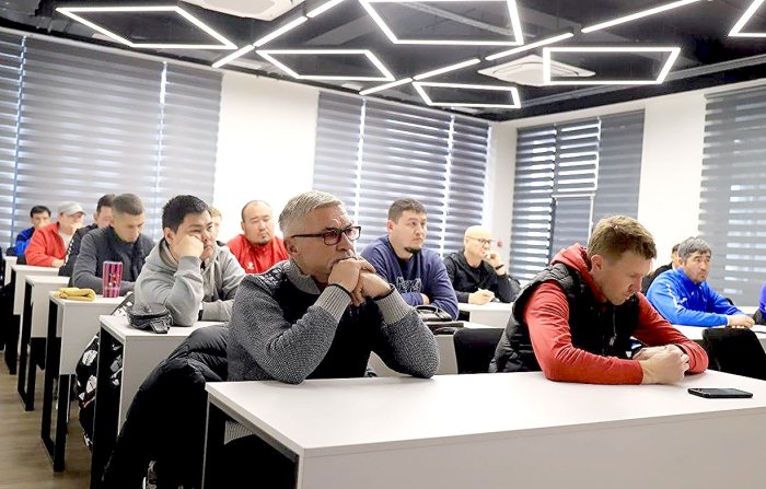 В Бишкеке прошла встреча с частными футбольными школами