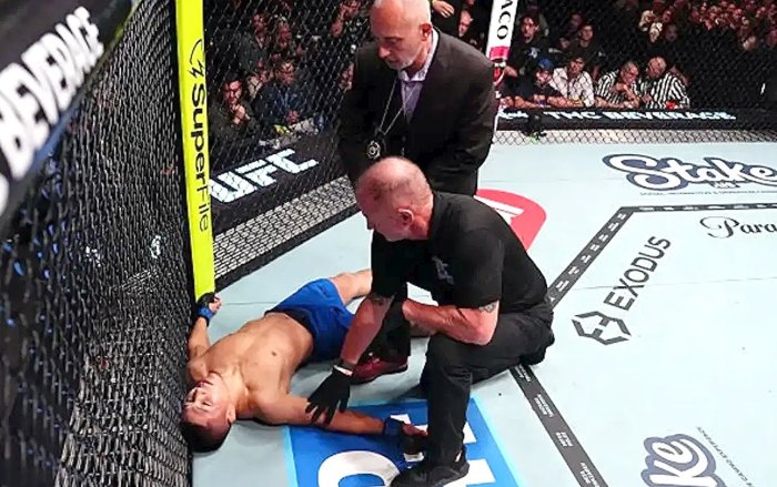 Кыргызстанцу нанесли запрещенный удар на турнире UFC, соперник из Азарбайджана дисквалифицирован