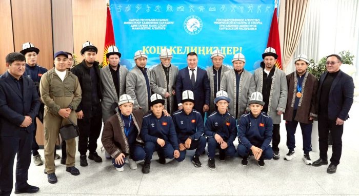 Спортсмены сборной Кыргызстана по греко-римской борьбе вернулись на Родину